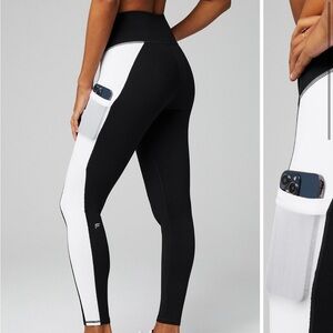 Women’s On the go powerhold Fabletics leggings with pockets, size large.